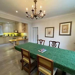 Private In Forest Hill With Full Kitchen And Parking Maison d'hôtes