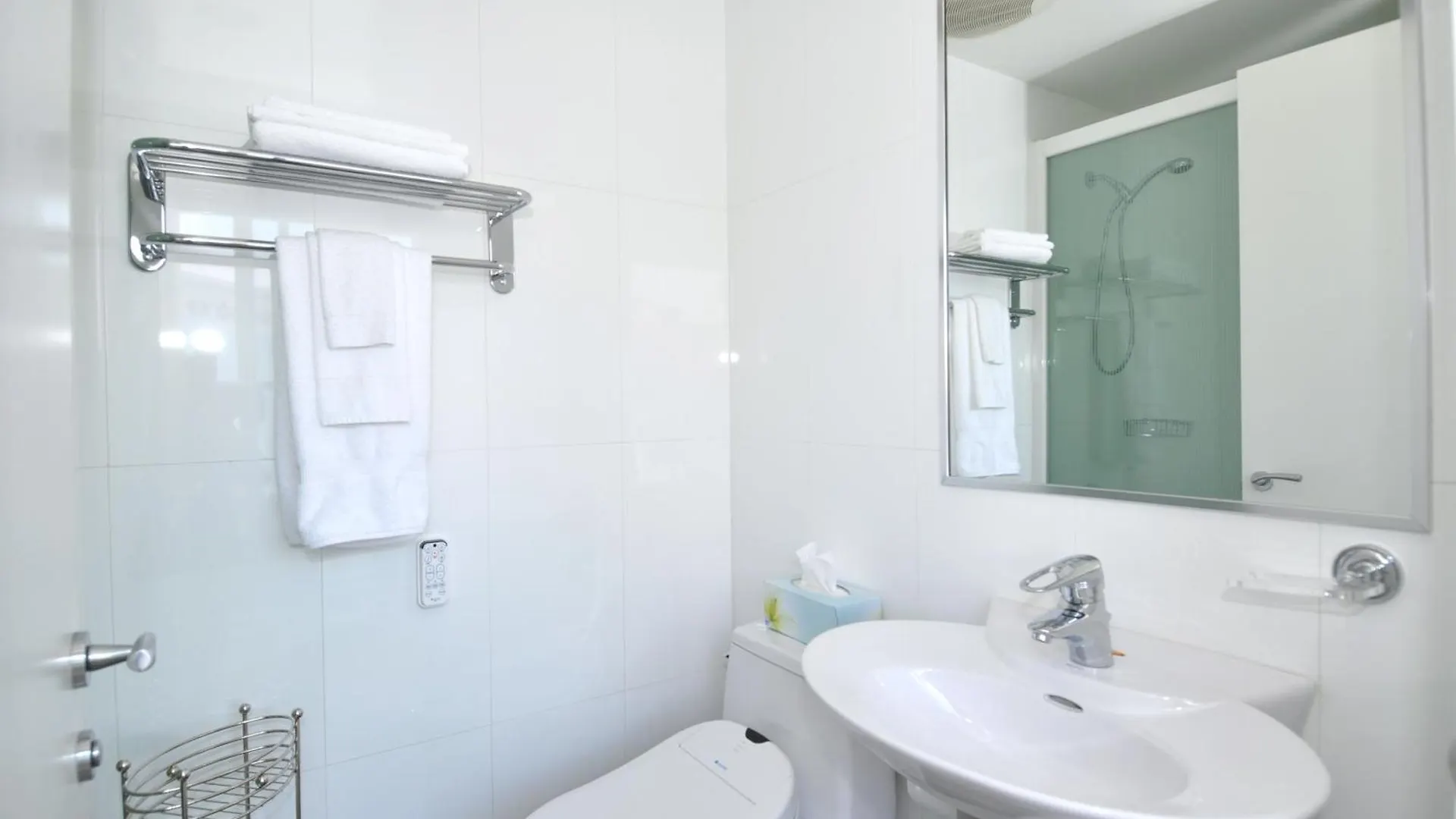 ** Hotel Yonge Suites Furnished Apartments Toronto Canada