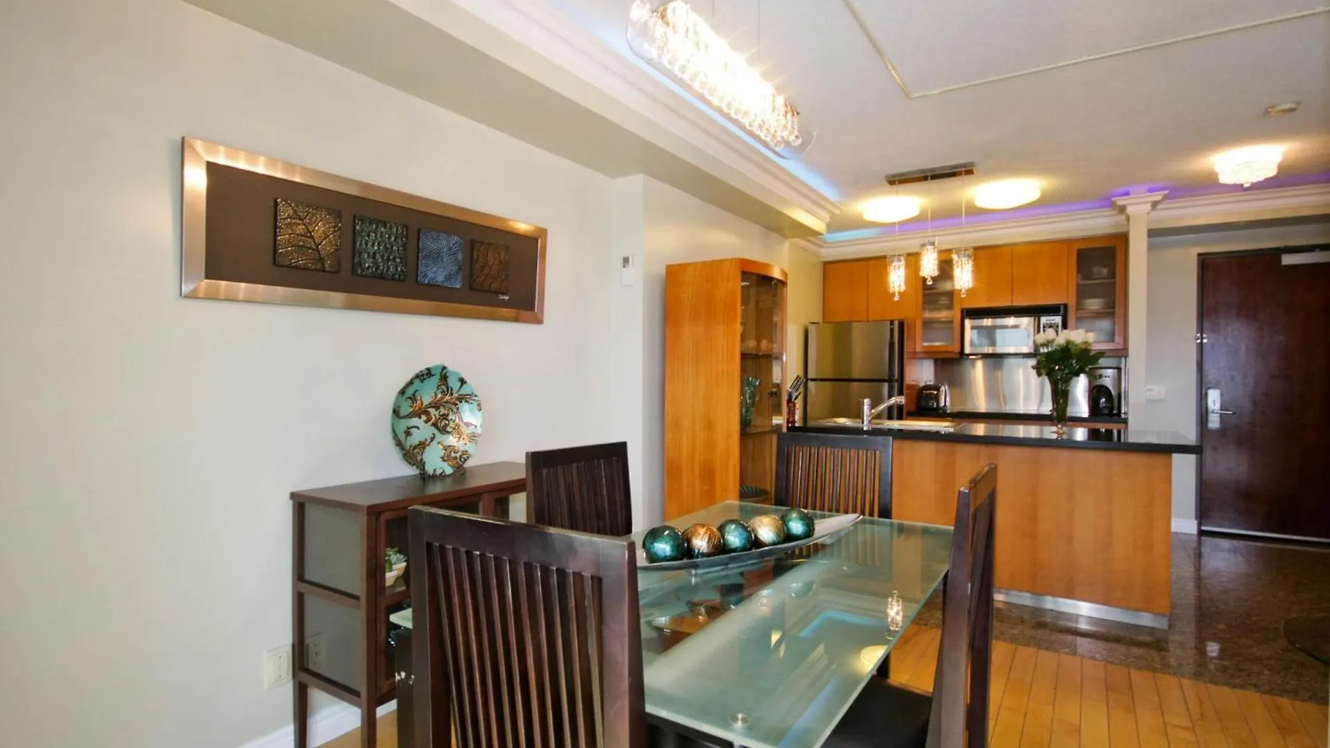** Hotel Yonge Suites Furnished Apartments Toronto Canada
