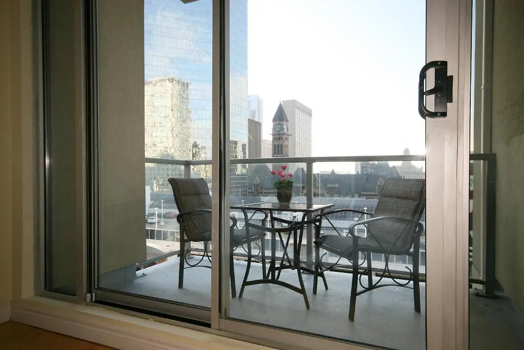 Yonge Suites Furnished Apartments Toronto 2*,  Canadá